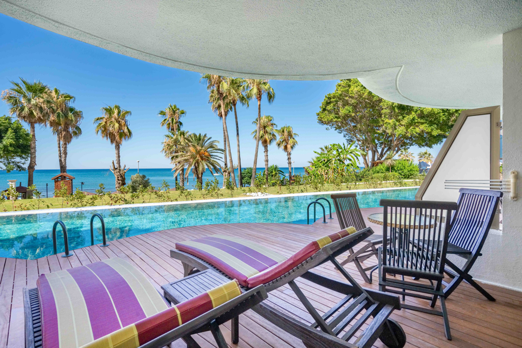 Swim Up Room