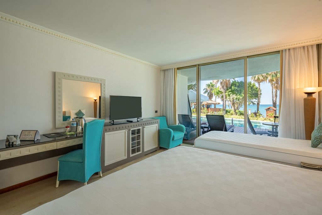Swim Up Room